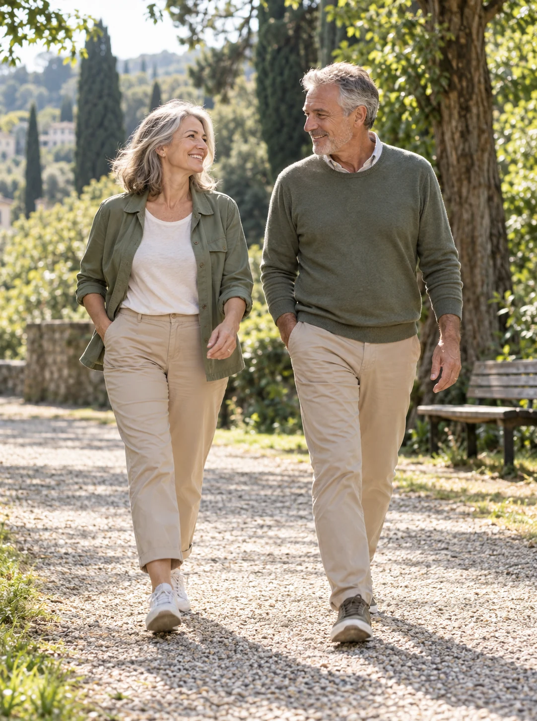 Due persone passeggiano insieme in un parco
